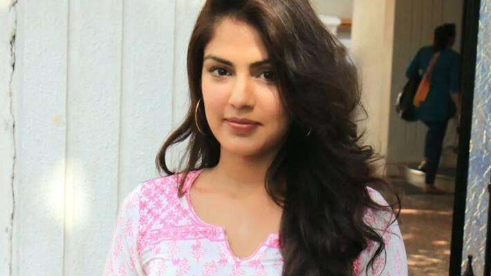Rhea Chakraborty was questioned for five hours by cbi Rhea Chakraborty was questioned for five hours by cbi