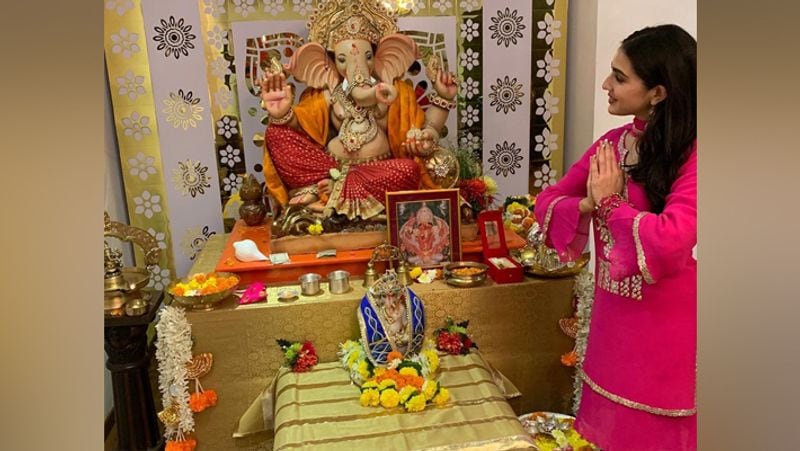 Famous Actress Sara Ali khan Offer Prayer to vinayagar chathurthi