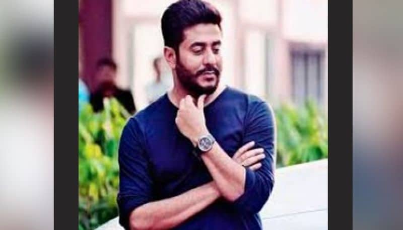 <p>ইতিমধ্যেই মনোনয়ন পত্র জমা দেওয়ার সঙ্গে সঙ্গে নিয়মমতো হলফনামায় সম্পত্তির পরিমাণও জানিয়েছেন টিএমসি-র অন্যতম তারকা প্রার্থী রাজ চক্রবর্তী।</p>
