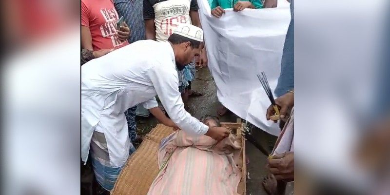 Muslim neighbors performs last rites of a Hindu man in Howrah BTG