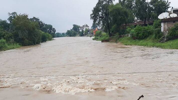 Tahashildar Stuck in the Flood in Kalaburagigrg Tahashildar Stuck in the Flood in Kalaburagigrg