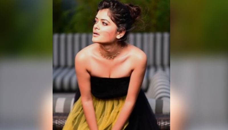 <p><br />
মৈনাক ভৌমিক পরিচালিত চিনি ছবিতে নজর কেড়েছেন মধুমিতা সরকার।</p>