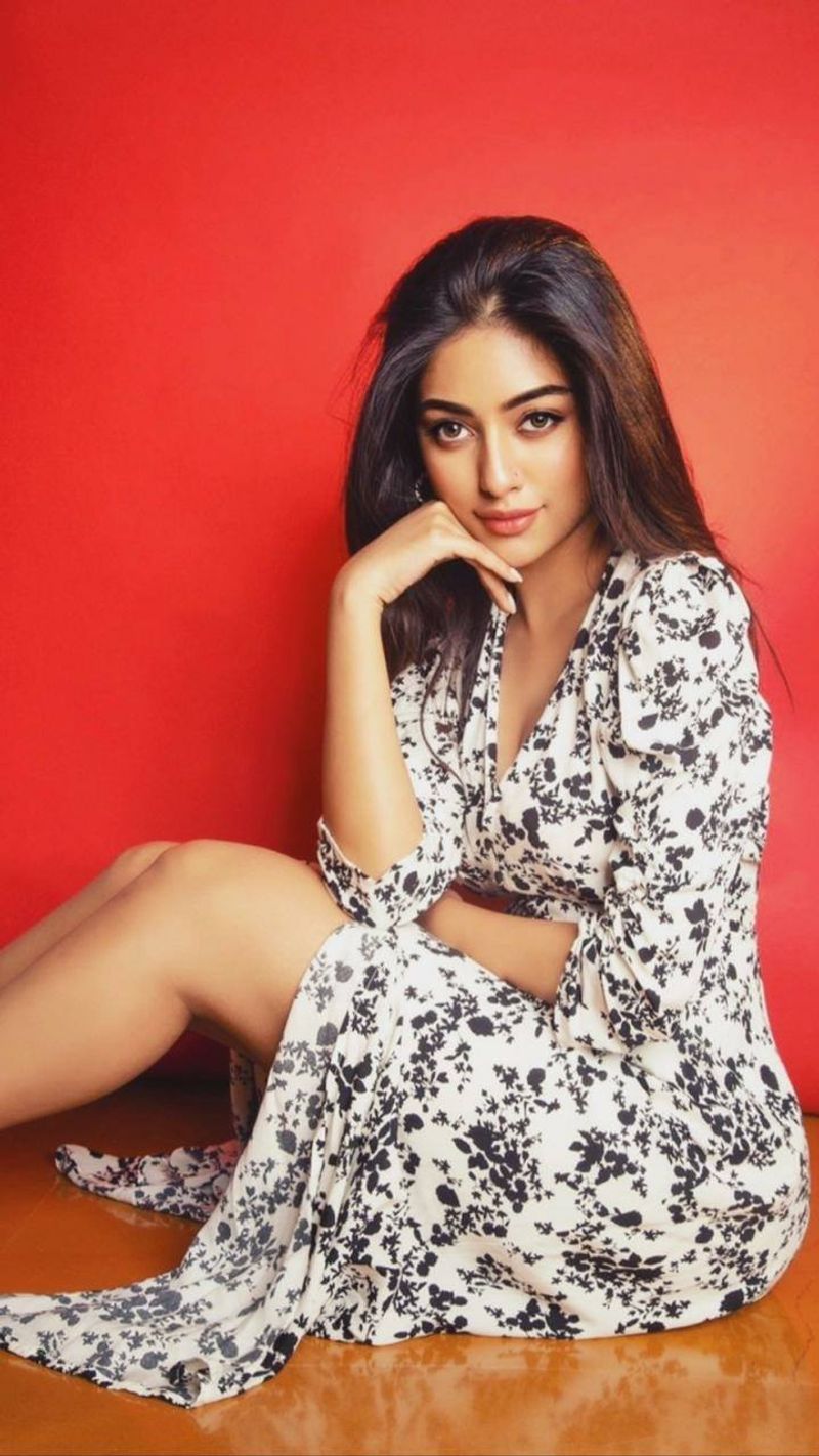 pawan kalyan heroine anu emmanuel gave a shock to mega producer
