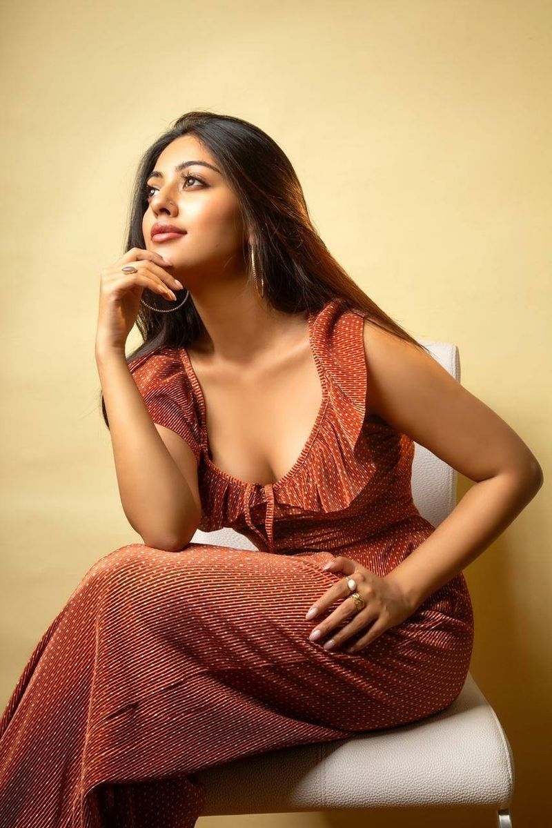 pawan kalyan heroine anu emmanuel gave a shock to mega producer