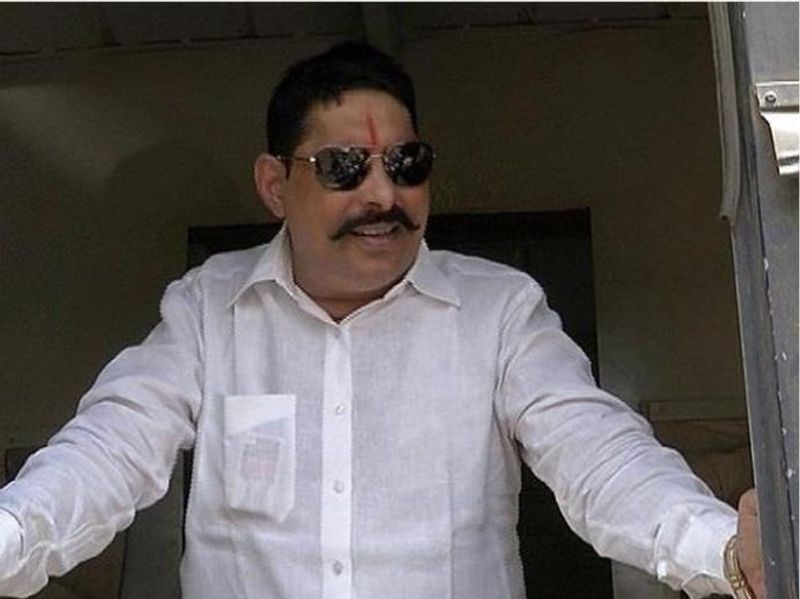 बताते चलें कि बाढ़ जिले में अनंत सिंह के घर से एके-47 मिला था। हत्या की साजिश रचने का एक ऑडियो भी वायरल हुआ था। इसी मामले में पुलिस ने कार्रवाई कर उन्हें गिरफ्तार किया था। बाहुबली को पटना के बेऊर जेल में रखा गया है। 