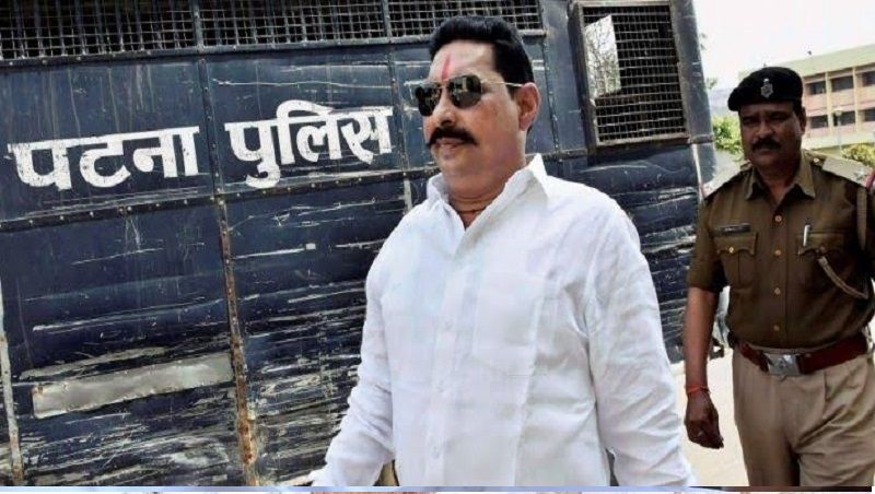 यह भी बात सामाने आई कि मोकामा सीट से मौजूदा विधायक अनंत सिंह के ऊपर सबसे ज्यादा 38 मामले दर्ज हैं। इनमें हत्या, जान से मारने की धमकी, हत्या की कोशिश, किडनैपिंग जैसे मामले शामिल हैं।
(फाइल फोटो)