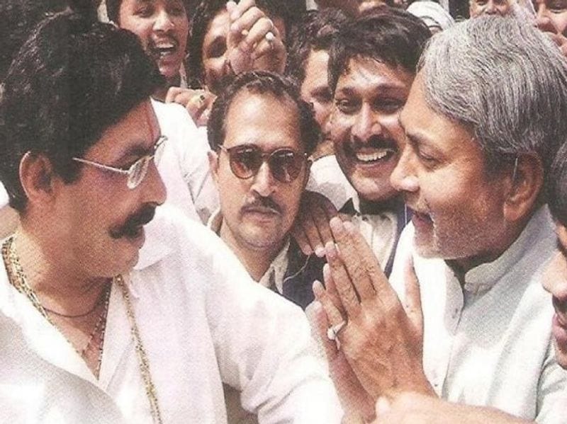 उन्होंने आरोप लगाया कि जेल में जानबूझकर उनके खाने-पीने में दिक्कत डाली जा रही है। ये रोज रोज किया जा रहा है। ये सबकुछ सरकार के इशारे पर चल रहा है। सरकार का विरोधी होने की वजह से उन्हें लगातार परेशान किया जा रहा है। 