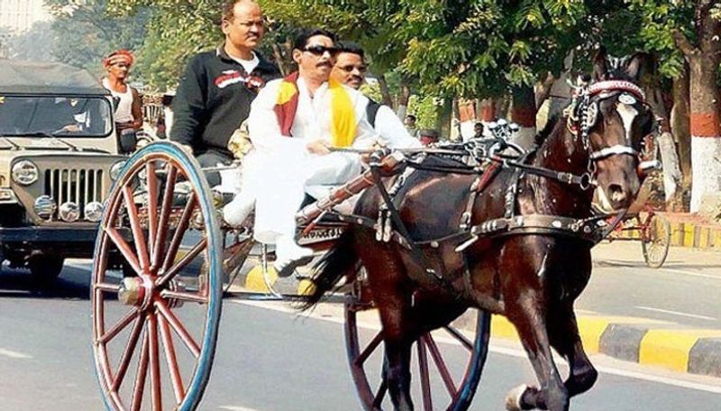पेशी के दौरान अनंत सिंह ने मीडिया से कहा कि वो आरजेडी के टिकट पर विधानसभा का चुनाव लड़ेंगे। उन्होंने यह भी दावा किया कि इस बार नेता प्रतिपक्ष तेजस्वी यादव मुख्यमंत्री बनेंगे। अनंत ने कहा, "मुझे रोज-रोज मोबाइल पर गवाही देने के लिए कहा जा रहा है। जबकि ऐसा कोई नियम नहीं है। उन्होंने कहा, "तेजस्वी यादव मुख्यमंत्री होंगे या यूं कह लीजिए हो चुके हैं, मेरा उन्हें पूरी तरह से सपोर्ट है।" 