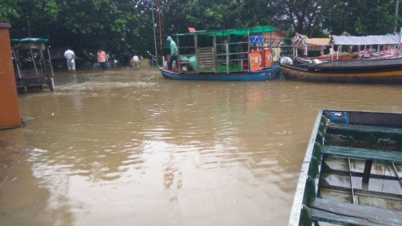 मध्य प्रदेश के इंदौर में भी जगह-जगह पानी भर गया।