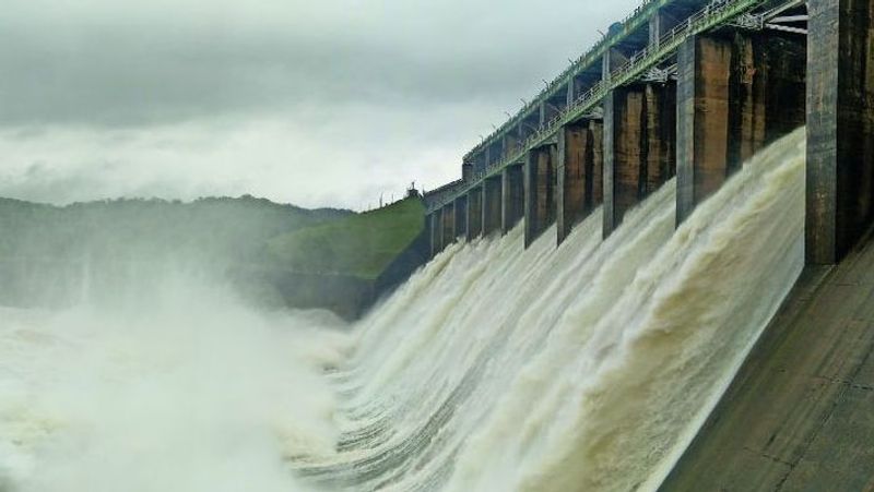 मध्य प्रदेश के होशंगाबाद में नर्मदा का जलस्तर बढ़ने से बांध के गेट खोलने पड़े।