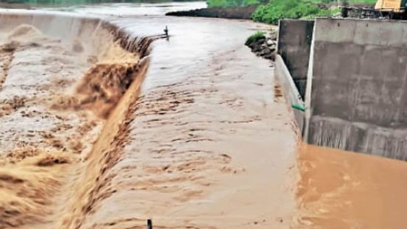  गुजरात के वांसदा में केलिया डैम ओवरफ्लो हुआ।
