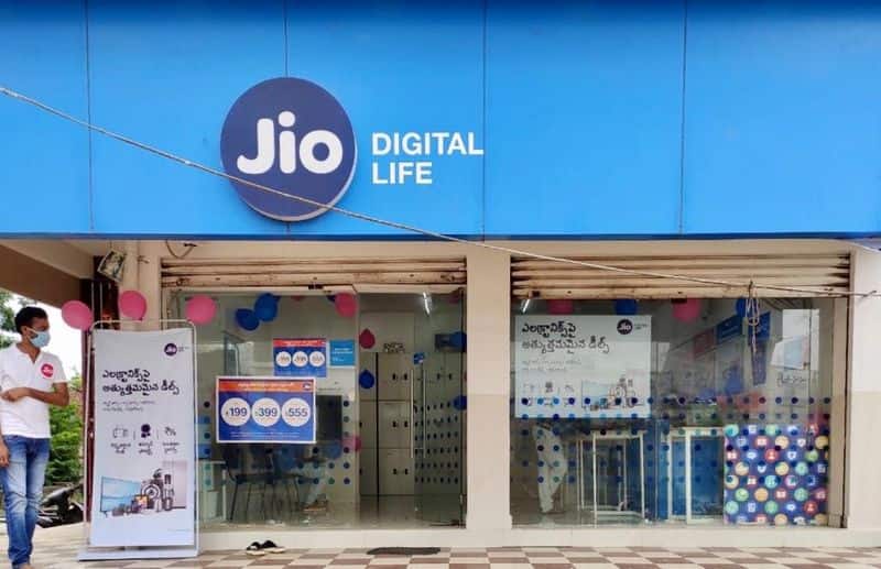 electronics sales started in jio store offers gifts and gift vochers to sutomers