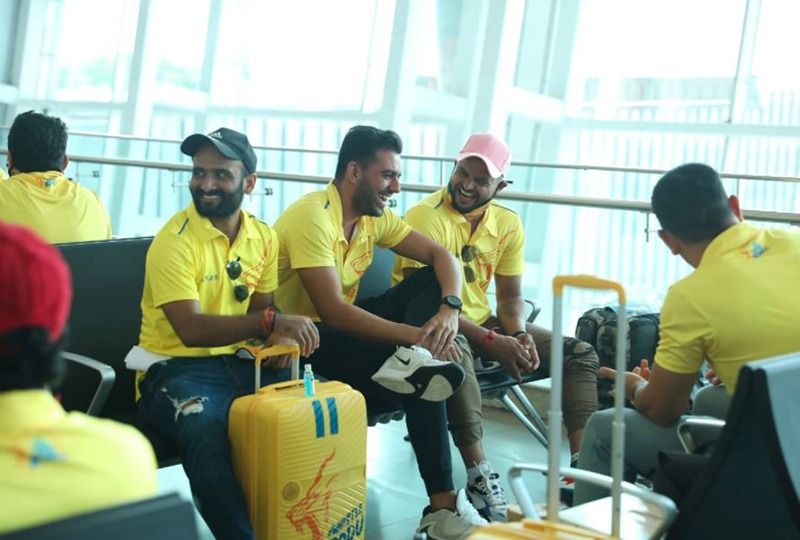 Viral images of CSK team roaming in the flight without mask spb