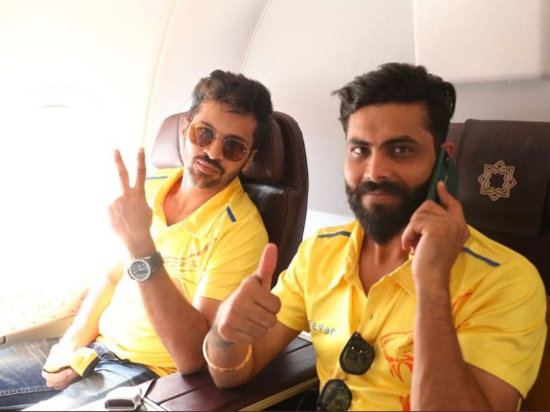 Viral images of CSK team roaming in the flight without mask spb