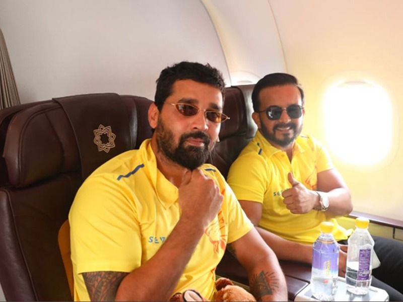 Viral images of CSK team roaming in the flight without mask spb