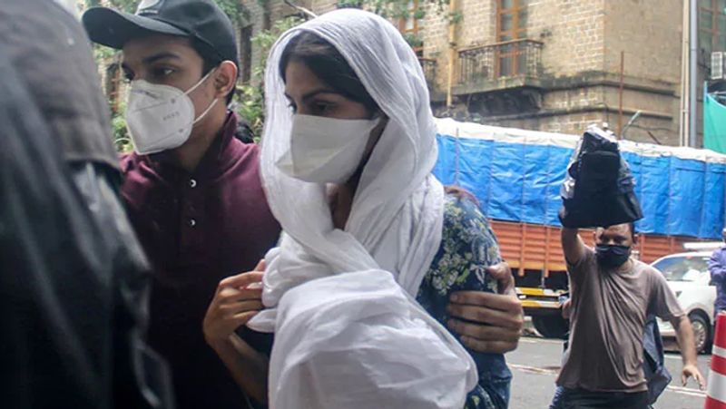 Netizens claimed, Rhea Chakraborty is slapped by CBI officer Nupur Prasad ADB