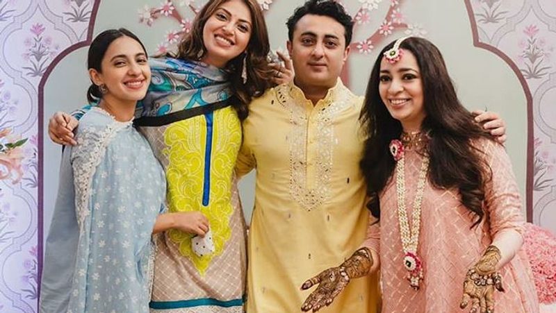 sara ali khan with mother amrita singh at jp dutta's daughter nidhi dutta mehendi ceremony KPJ