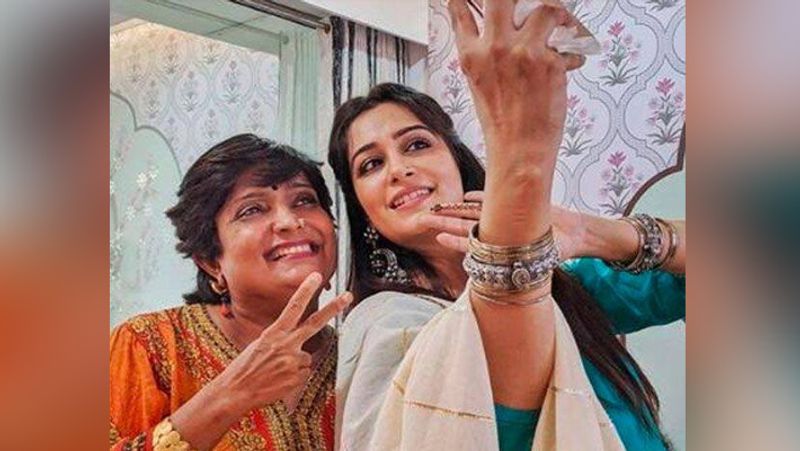 sara ali khan with mother amrita singh at jp dutta's daughter nidhi dutta mehendi ceremony KPJ