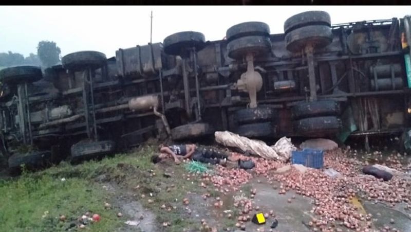 madhya pradesh truk road accident Three people killed and other injured in agra mumbai national highway shajapur kpr