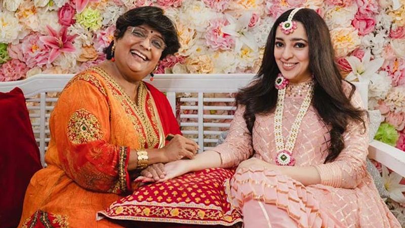 sara ali khan with mother amrita singh at jp dutta's daughter nidhi dutta mehendi ceremony KPJ