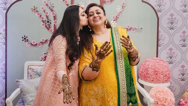 sara ali khan with mother amrita singh at jp dutta's daughter nidhi dutta mehendi ceremony KPJ