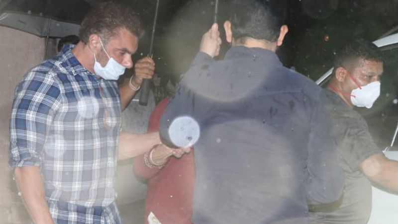 Salman Khan IuliaVantur spotted outside arbaaz khan house in Mumbai last night for party KPJ