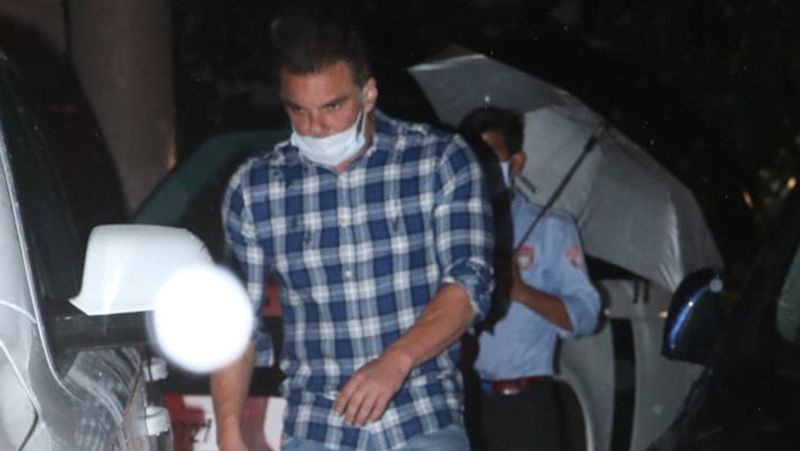 Salman Khan IuliaVantur spotted outside arbaaz khan house in Mumbai last night for party KPJ