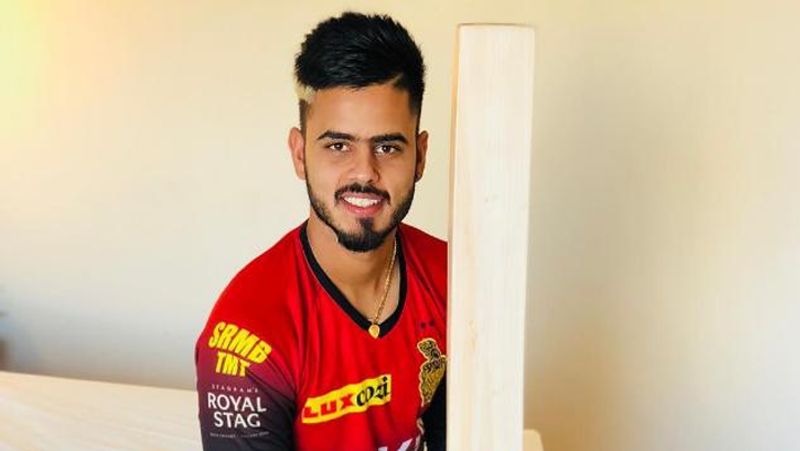 <p>ನಿತೀಶ್ ರಾಣಾ ಕೆಕೆಆರ್ ತಂಡದಿಂದ ದೂರ ಉಳಿದಿದ್ದು, ಮುಂಬೈನ ಖಾಸಗಿ ಹೊಟೆಲ್ನಲ್ಲಿ ಐಸೋಲೇಶನ್ಗೆ ಒಳಗಾಗಿದ್ದಾರೆ. ಇನ್ನು ವೈದ್ಯರ ತಂಡ ರಾಣಾಗೆ ಚಿಕಿತ್ಸೆ ನೀಡುತ್ತಿದೆ.</p>