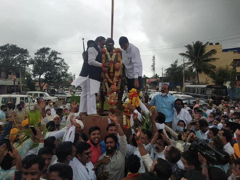 Karnataka Ministers Rushes Belagavi Peranavadi after Sangolli Rayanna and Shivaji Statue Row solved