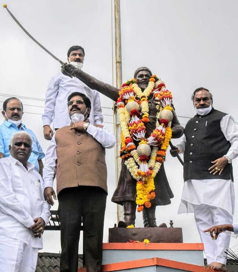 Karnataka Ministers Rushes Belagavi Peranavadi after Sangolli Rayanna and Shivaji Statue Row solved