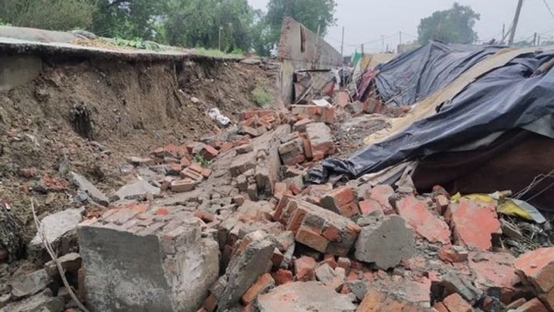 बता दें कि मध्य प्रदेश में पिछले तीन दिनों से बारिश हो रही है। राज्य के कई हिस्सों में बाढ़ जैसे हालात बने हुए हैं। मुख्यमंत्री शिवराजा चौहान ने बाढ़ प्रभावित क्षेत्रों का आज हवाई सर्वेक्षण किया है। वहीं कई जिलों में रुक-रुक कर हो रही बारिश से के चलते ऐसे हादसे हो रहे हैं।
