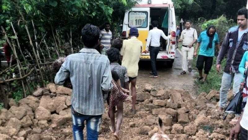 चार बच्चों की मौत के बाद उनके माता-पिता का रो-रोकर बुरा हाल है। वह मासूमों के शव को गोद में रख विलाप करते रहे। हादसे के बाद पूरे गांव में मातम का माहौल है। पुलिस के असफरों ने बताया कि दीवार कच्ची थी भारी बारिश की वजह वह भीग गई और उसकी नीव कमजोर हो गई, जिसके चलते यह दर्दनाक हादसा हो गया।

