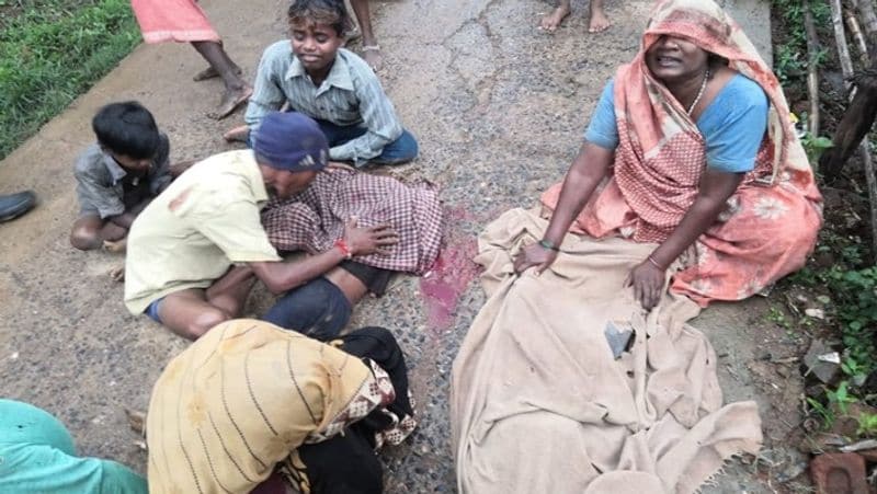 दरअसल, यह हादसा उमरियापान थाना क्षेत्र के बरहरा गांव में हुआ, ग्रामीणों ने बताया कि शनिवार शाम मासूम बच्चे आपस में खेल रहे थे, इसी दौरान अचानक कच्चे मकान की दीवार भरभराकर गिर गई, जिसके नीचे जेठू आदिवासी के मासूम बच्चे दब गए। हादसे की जानकारी लगते ही कटनी के अतिरिक्त पुलिस अधीक्षक संदीप मिश्रा अपनी टीम के साथ मौके पर पहुंचे और बच्चों को मिट्टी के नीचे से निकाला गया। 