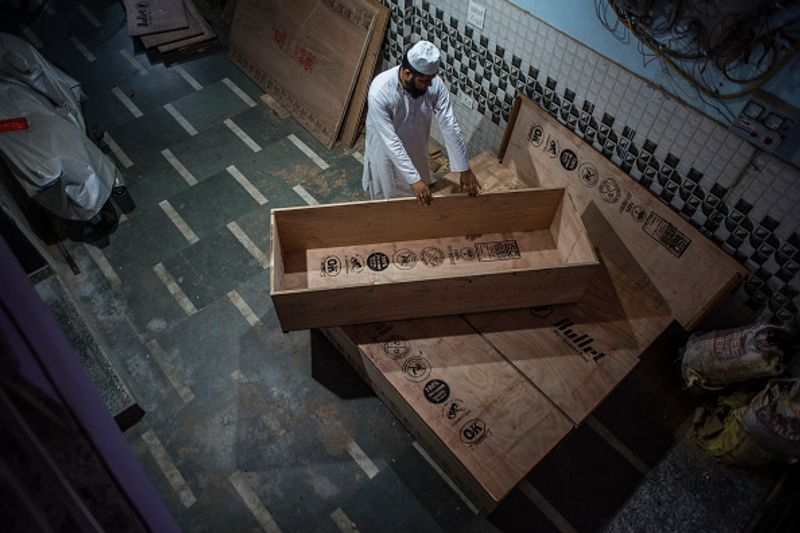 മരണനിരക്കില് നാലാമതുള്ള ഇന്ത്യ രോഗവ്യാപന നിരക്കില് മൂന്നാമതാണ്. തൊട്ടടുത്തുള്ള ബ്രസീലുമായി ലക്ഷങ്ങളുടെ വ്യത്യാസം മാത്രമേ ബ്രസീലും ഇന്ത്യയുമായുള്ളൂ. ഇന്ത്യയിലെ രോഗവ്യാപനം ഇതുപോലെ തുടരുകയാണെങ്കില് രണ്ട് മൂന്നാഴ്ചയ്ക്കുള്ളില് ഇന്ത്യ ലോകത്തെ കൊവിഡ് 19 രോഗികളുടെ എണ്ണത്തില് ബ്രസീലിനെയും കടന്ന രണ്ടാം സ്ഥാനത്തെത്തും.
