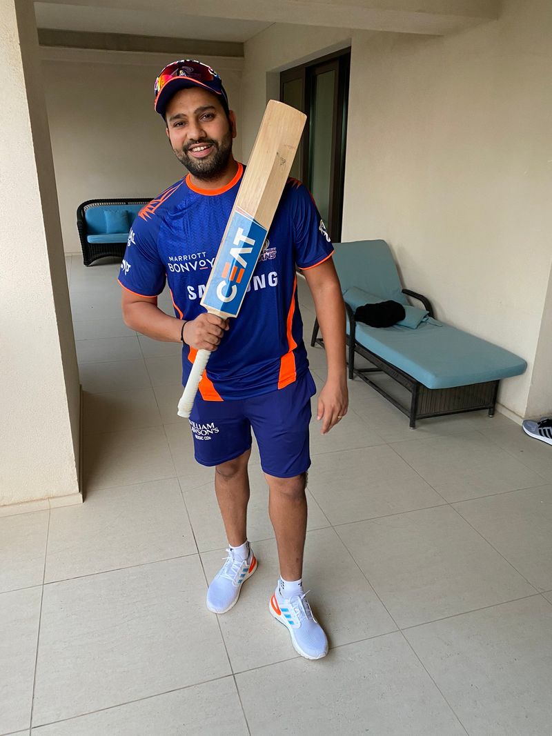 ఓవరాల్గా ఐపీఎల్లో అత్యధిక సిక్సర్లు బాదిన మూడో ప్లేయర్గా నిలిచాడు రోహిత్ శర్మ. క్రిస్గేల్ 351, ఏబీ డివిల్లియర్స్ 237 సిక్సర్లతో రోహిత్ శర్మ కంటే ముందున్నారు.