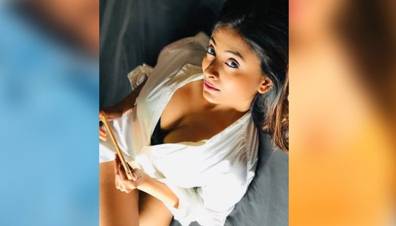 Juhi Sengupta sizzles in a white shirt, look into her hot album ADB