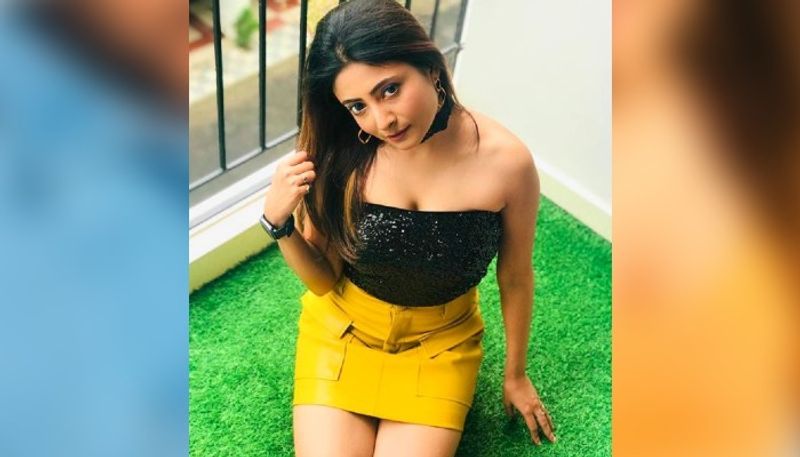 Juhi Sengupta sizzles in a white shirt, look into her hot album ADB