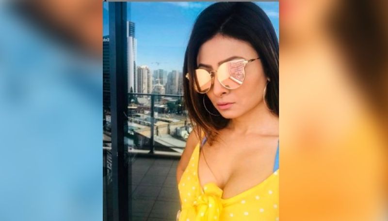 Juhi Sengupta sizzles in a white shirt, look into her hot album ADB