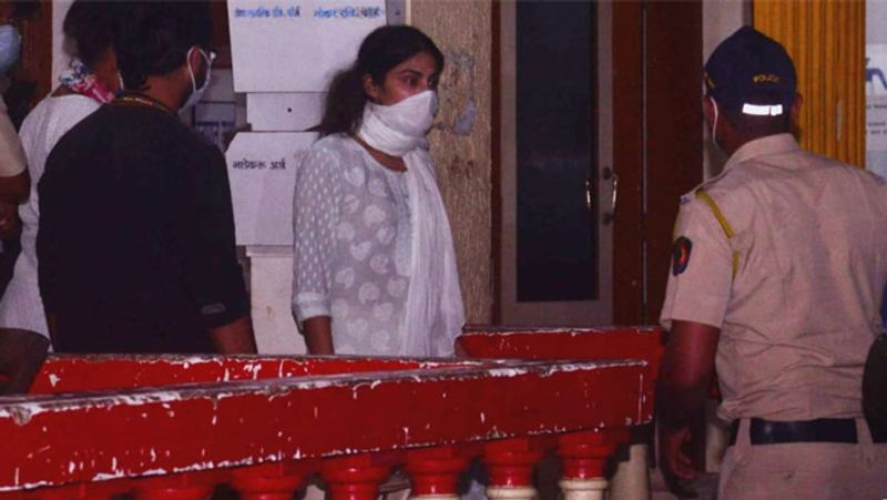 Sushants death case these bollywood celebs condemns media trial against Rhea Chakraborty BRd