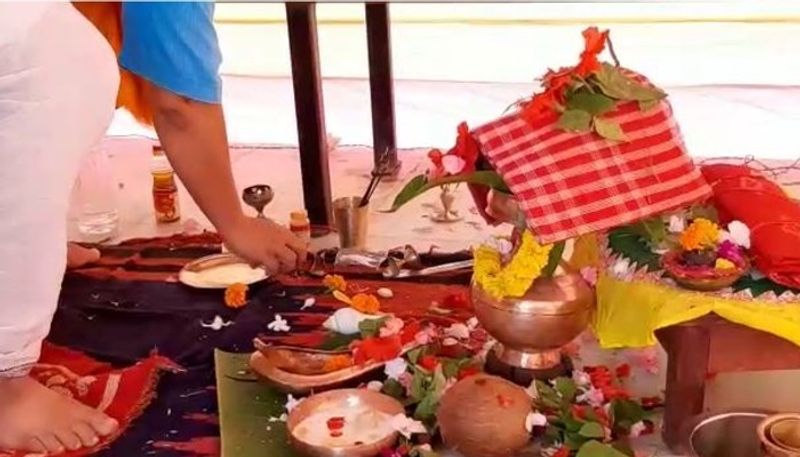 পুরোহিত মশাই মনযোগের সহিত মন্ত্র পড়ছেন। অন্যান্য বারের তুলনায় এবার পরিস্থিতিটা অন্যরকম। সেই কথা মাথায় রেখে যারা ঠাকুর দর্শন করতে আসবে তাঁদের প্রত্যেকের মুখে মাস্ক থাকতে হবে। 