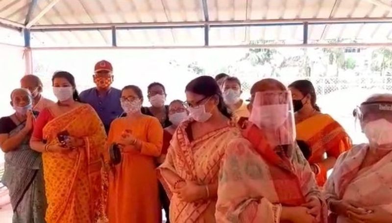 যাদের কাছে মাস্ক থাকবে না পুজো কমিটি থেকে বিনামূল্যে তাদেরকে মাস্ক দেওয়া হবে। মাস্ক ছাড়া ভিতরে প্রবেশ করতে দেওয়া হবে না। এছাড়াও থাকছে স্যানিটাইজার ব্যবস্থা এবং সোশ্যাল ডিসটেন্স মেনটেন করে ঠাকুর দর্শন করতে দেওয়া হবে। 