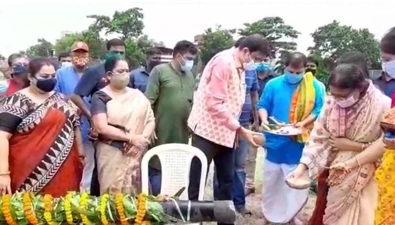 সল্টলেক বিজে ব্লকের দুর্গাপুজো এবার ৩৭ তম বর্ষে পদার্পণ করবে। আজ খুঁটি পুজো সম্পন্ন হল বিজে ব্লকে। উপস্থিত ছিলেন বিধায়ক তথা দমকল মন্ত্রী সুজিত বসু, বিধান নগর কর্পোরেশনের মেয়র কৃষ্ণা চক্রবর্তী এবং এছাড়াও স্থানীয় কাউন্সিলর-সহ অন্যান্যরা।
