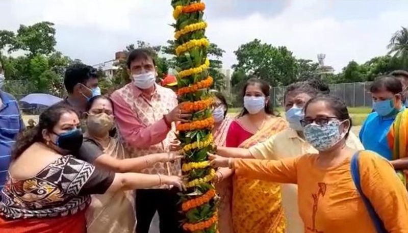চলতি বছরে যারা অঞ্জলি দেবে তাদের জন্য মণ্ডপের ভিতরে বড় জায়ান্ট স্ক্রিন বসানো হবে। সেখানেই তাঁরা অঞ্জলি দেবেন। অন্যান্যবার যেভাবে মানুষের ঢল দেখা যেত, ৫০ জন করে ভিতরে প্রবেশ করতে দেওয়া হত। কিন্তু এবারের পরিস্থিতিটা অন্যরকম। সেই কারণে মানুষের ভিড় কেমন হয় সেই হিসাবে ব্যবস্থা নেওয়া হবে। খুঁটি পুজো শেষ হতে এবার সবার দিন গুনে অপেক্ষা, কবে আসবে উমা মা।

