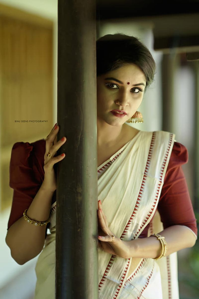 kudumbavilakku negative character Vedika Amiya Shirdi s photoshoot