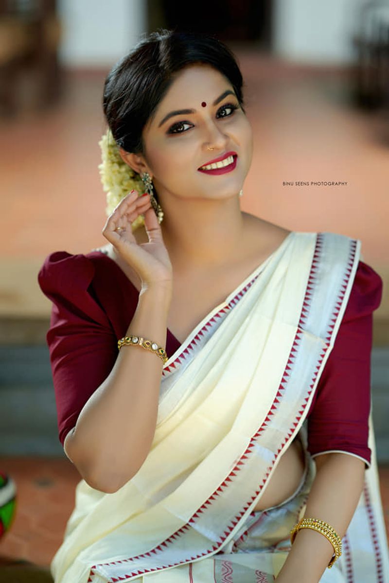 kudumbavilakku negative character Vedika Amiya Shirdi s photoshoot