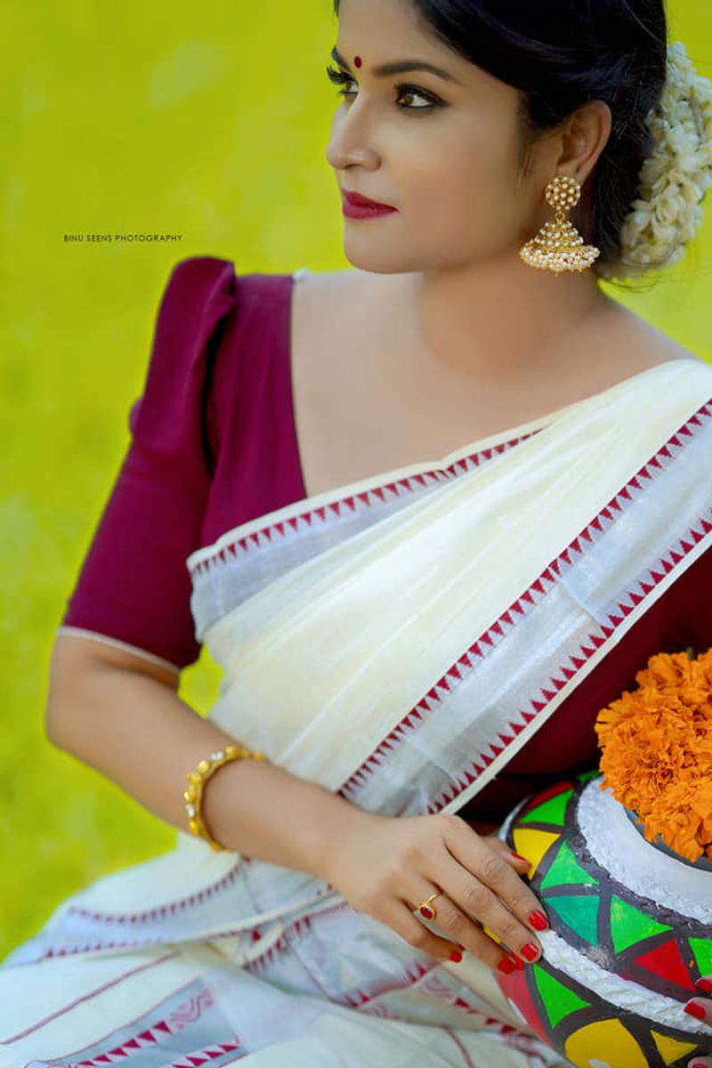 kudumbavilakku negative character Vedika Amiya Shirdi s photoshoot