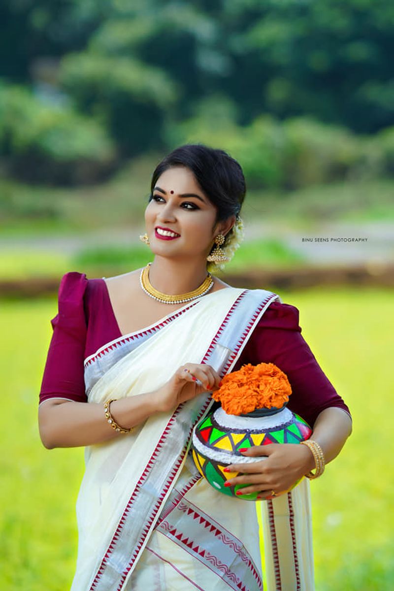 kudumbavilakku negative character Vedika Amiya Shirdi s photoshoot
