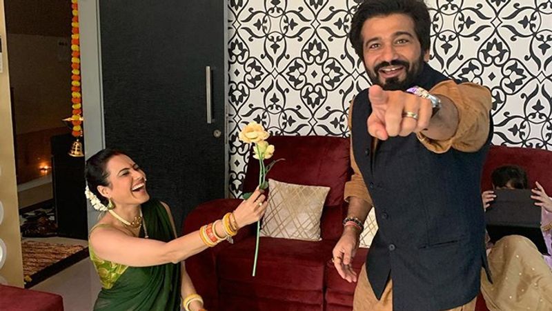 kamya punjabi bend down and proposes husband shalab dang with rose photos viral KPJ