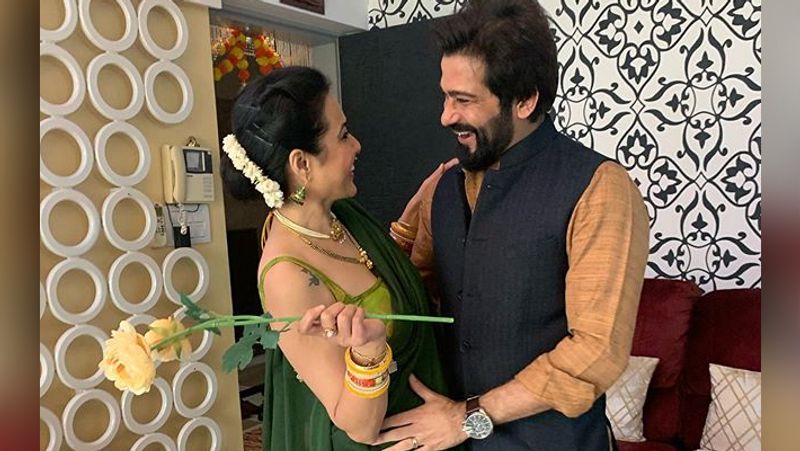 kamya punjabi bend down and proposes husband shalab dang with rose photos viral KPJ