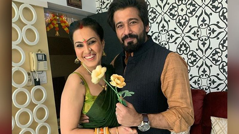 kamya punjabi bend down and proposes husband shalab dang with rose photos viral KPJ